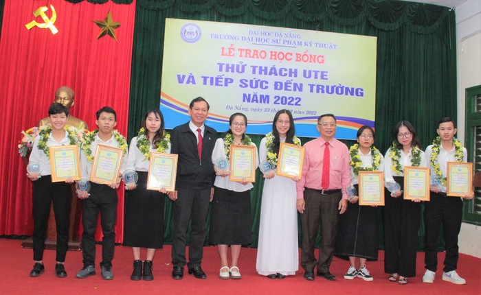 9 sinh viên xuất sắc nhất trong số hơn 5000 sinh viên của Trường Đại Sư phạm Kỹ thuật – Đại học Đà Nẵng được nhận học bổng &quot;thử thách UTE&quot;. Ảnh: AN