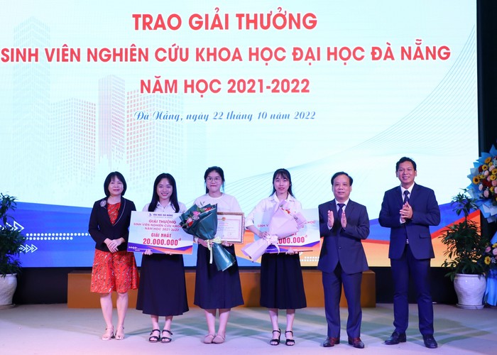 Sinh viên Đỗ Thị Ngọc Hằng (thứ ba từ phải sang) đã xuất sắc 2 lần giành giải nhất sinh viên nghiên cứu khoa học của Đại học Đà Nẵng. Ảnh: TN