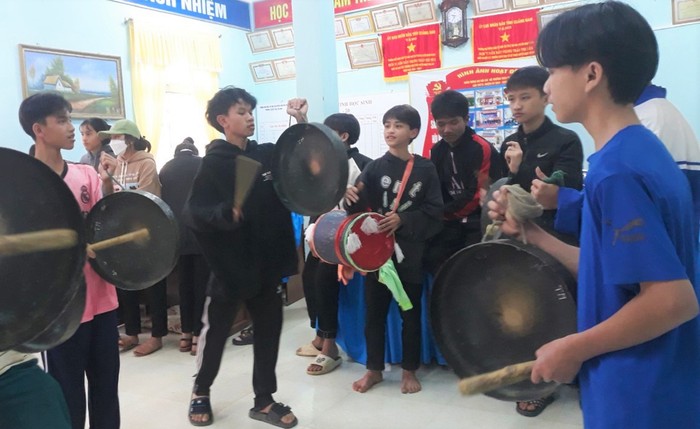 Học sinh Trường phổ thông dân tộc bán trú Trung học cơ sở Trà Mai (huyện Nam Trà My, Quảng Nam) luyện tập để chuẩn bị cho hội thi cồng, chiêng ngày đầu năm mới. Ảnh: NKĐ