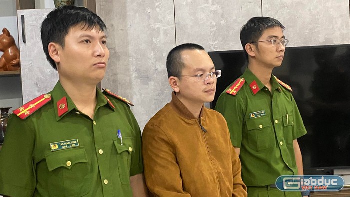 Cơ quan công an thực hiện lệnh bắt tạm giam đối với Hoàng Quang Huy - Trưởng phòng Kế hoạch - Tài chính của Trường Đại học Bách khoa Đà Nẵng. Ảnh: AN