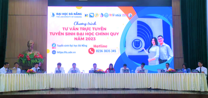 Lãnh đạo các trường đại học thành viên của Đại học Đà Nẵng tham gia chương trình tư vấn tuyển sinh trực tuyến. Ảnh: AN