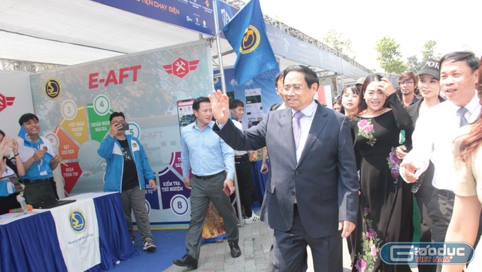 Thủ tướng Phạm Minh Chính đến thăm các gian hàng trưng bày sản phẩm khởi nghiệp của học sinh, sinh viên. Ảnh: AN