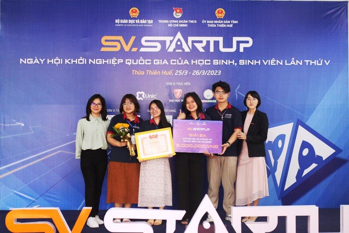 Nhóm sinh viên khoa Y sinh của VNUK giành giải ba cuộc thi học sinh, sinh viên với khởi nghiệp toàn quốc lần thứ 5 diễn ra tại Huế. Ảnh: QS