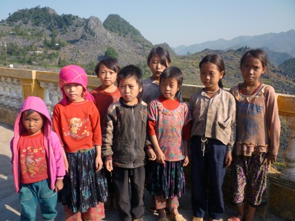 Hành trình đến trường của những đứa trẻ miền núi đầy gian lao. (Ảnh Thu Hòe)