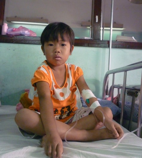 Bệnh nhi Vi Thị Hạnh, 7 tuổi có thâm niên nằm viện 7 năm nay. (Ảnh Thu Hòe)