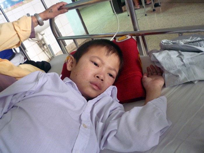 Bệnh nhi Lường Văn Dũng, 10 tuổi, dân tộc Thái, ở Mường Than - Than Yên - Lai Châu mắc bệnh tăng võng máu nặng vừa bị bệnh viện "trả về" vì không thể cứu chữa. (Ảnh Thu Hòe)