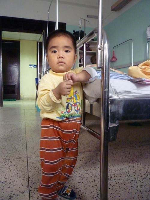 Bệnh nhi Trần Đức Giang, 2 tuổi, ở Hải Hà - Hải Hậu - Nam Định. Từ khi 5 tháng tuổi đã nằm viện cho đến nay vì căn bệnh Nhiễm trùng máu nặng. (Ảnh Thu Hòe)