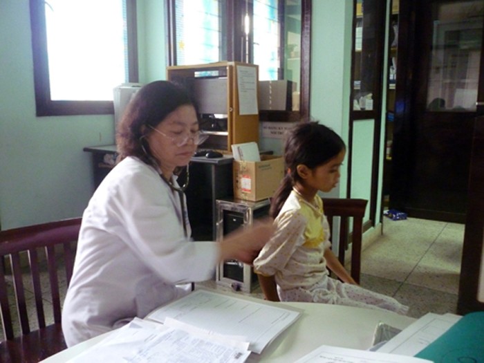Bé Đinh Xuân Anh, 5 tuổi, ở Vĩnh Bảo - Hải Phòng bị nhiễm trùng máu giảm tiểu cầu. 5 năm nay, cuộc sống của em gắn với thuốc, dịch, máu và hóa chất ... (Ảnh Thu Hòe)