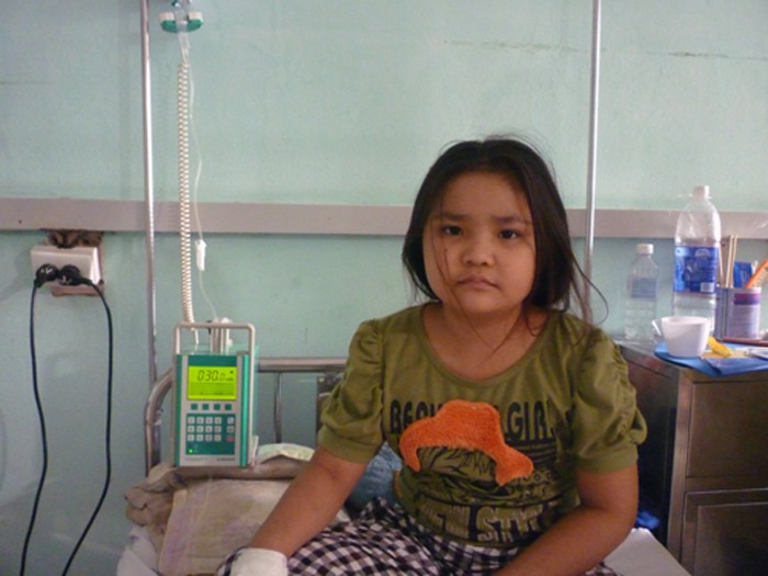 Bệnh nhi Phan Thị Duyên, 9 tuổi, Can Lộc - Hà Tĩnh bị suy tủy nặng có tủy phù hợp nhưng lại không thể tiến hành ghép tủy vì bị biến chứng Viêm gan C. (Ảnh Thu Hòe)