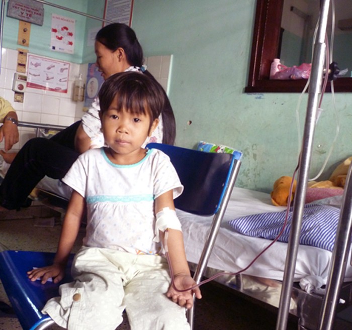 Bệnh nhi Vi Thị Hạnh, 7 tuổi có thâm niên năm viện 7 năm nay. Ngày nào Hạnh cũng phải truyền dịch, tiểu cầu và máu để giành giật cuộc sống. (Ảnh Thu Hòe)