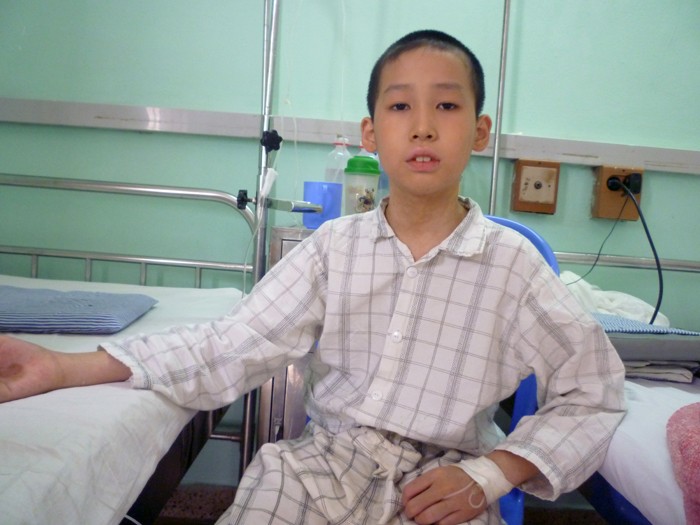 “Con sẽ đi học cùng các bạn trong bệnh viện”, cháu Nguyễn Đức Huy, điều trị ở Khoa Ngoại A5. (Ảnh Thu Hòe)