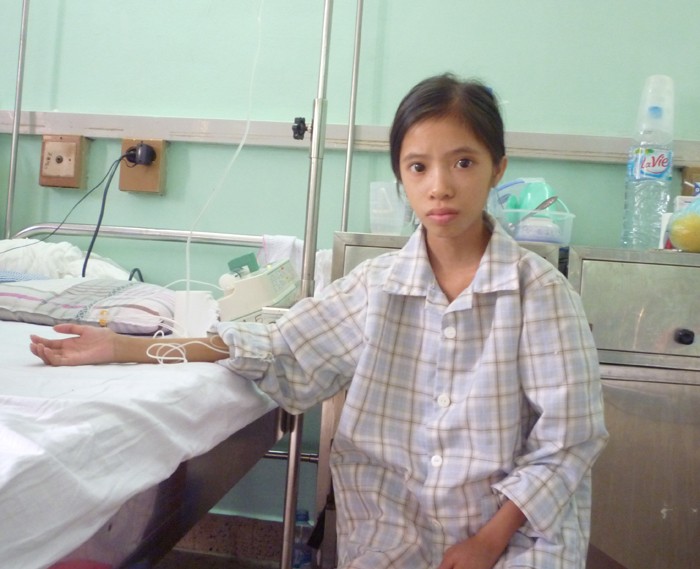 14 tuổi nhưng chỉ nặng 14 kg, mắc bệnh tắc ruột, nằm viện thâm niên trong bệnh viện, Võ Thị Trang vẫn khát khao được đi học như bạn bè. (Ảnh Thu Hòe)