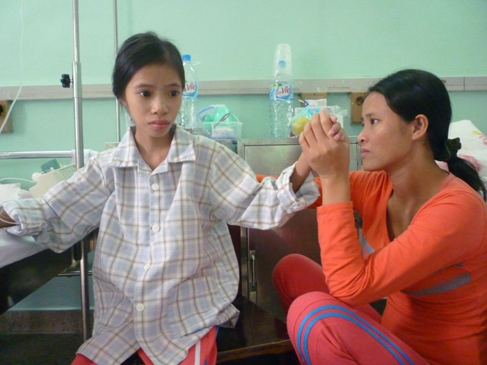 Chị Phan Thị Hằng, mẹ cháu Trang: “Tôi sẽ cho con đi học lớp học trong bệnh viện”. (Ảnh Thu Hòe)