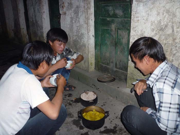 Bữa cơm chỉ có cơm trắng với canh bí ngô đỏ nấu bằng nước suối và muối nhưng học sinh bán trú Kim Bon vẫn thấy ngon lắm