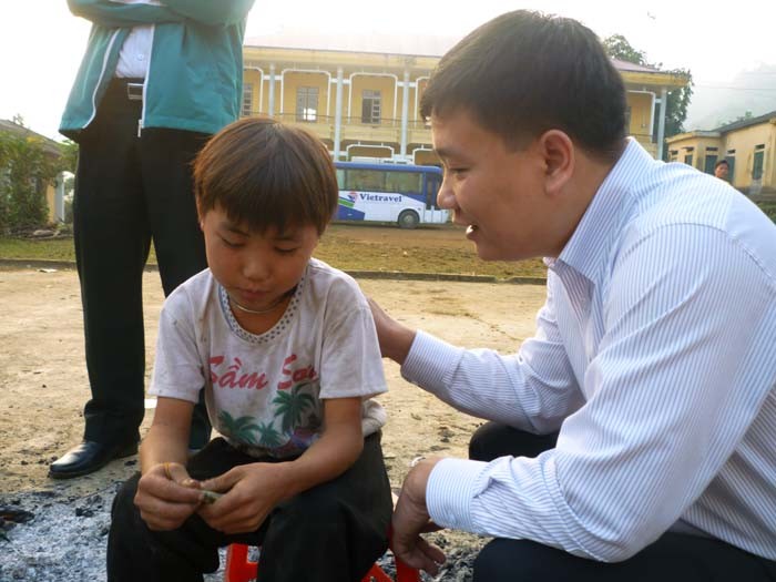 Nhận 100 nghìn đồng từ nhà báo Nguyễn Tiến Bình, Thắng hứa sẽ cố gắng học giỏi để sau này trở thành thầy giáo, bác sỹ