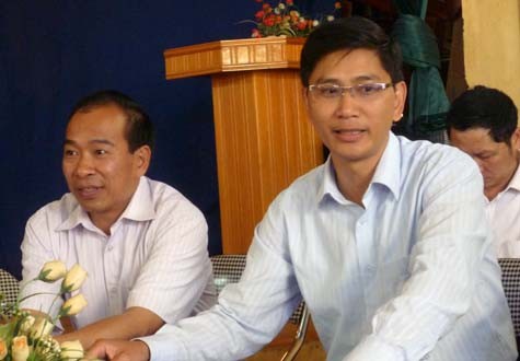 Ông Vũ Tiến Đĩnh (phải), Bí thư Đảng xã Kim Bon: "Chúng tôi luôn muốn có được nguồn nhân lực tại chỗ..." (Ảnh Thu Hòe)