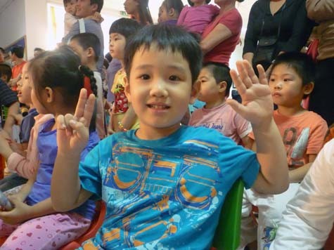 Bé Trần Bùi Ngọc Minh, 4 tuổi "Cháu sẽ nhường đồ chơi và quần áo cho các bạn..." (Ảnh Thu Hòe)