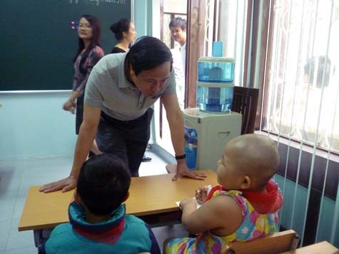 GS. TS Nguyễn Thanh Liêm khảo sát buổi học đầu tiên của Lớp học Hy vọng. (Ảnh Thu Hòe)