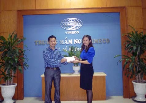 Nhà báo Bùi Ngọc Cải thay mặt Báo điện tử Giáo dục Việt Nam nhận số tiền quyên góp được từ trường Mầm non Vimeco. (Ảnh Thu Hòe)