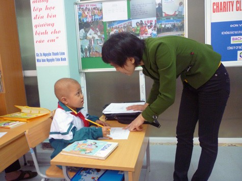 Cô giáo Khương Thị Tự, giáo viên trường tiểu học Nam Thành Công (Hà Nội) bắt đầu dạy tiết Toán đầu tiên ở Lớp học Hy Vọng. (Ảnh Thu Hòe)