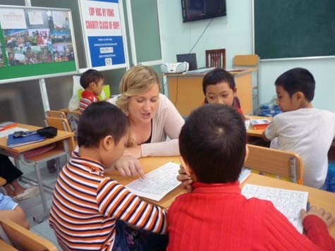 Học sinh Lớp học Hy vọng nhanh chóng bắt nhịp được với thầy, cô giáo người nước ngoài. (Ảnh Thu Hòe)
