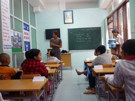 Ca sỹ Thái Thùy Linh dù không mặc áo xanh nhưng các em học sinh vẫn nhận ra. Chị chính thức bắt đầu đứng lớp dạy nhạc cho Lớp học Hy vọng chiều ngày 30/11. (Ảnh Thu Hòe)
