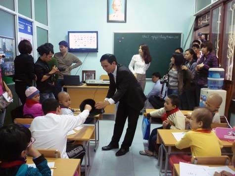Thầy giáo dạy nhạc tiếng Anh của Trung tâm Anh ngữ Việt - Anh bắt đầu buổi dạy đầu tiên ở Lớp học Hy vọng. (Ảnh Thu Hòe)