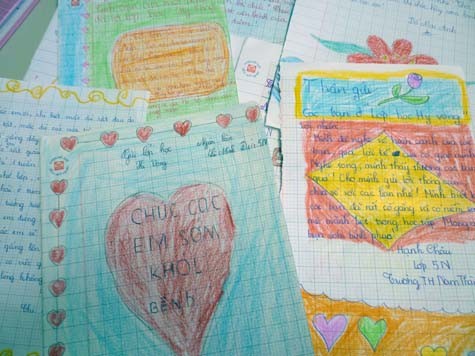 Các bức thư có nội dung xúc động, chân thành và được trang trí công phu đẹp mắt được gửi đến từ tập thể học sinh lớp 5 N, Trường TH Nam Thành Công. (Ảnh Thu Hòe)