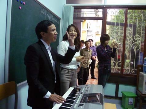 Thầy Chung đến Lớp học Hy vọng với cây đàn Organ khiến không khí lớp học "nóng" như "sân khấu" (Ảnh Thu Hòe)