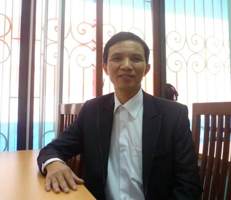 Thầy giáo Phạm Kim Chung, giáo viên dạy hát tiếng Anh của TT Anh ngữ Việt - Anh sẽ đứng lớp lâu dài ở Lớp học Hy vọng (Ảnh Thu Hòe)