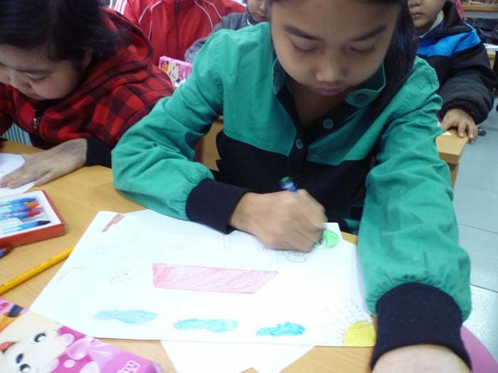 Bé nguyễn Thị Khánh đăng ký tham gia Lớp học Hy vọng ngay từ những ngày đầu tiên nhưng hôm nay em mới được đến lớp buổi đầu tiên. Tác phẩm đầu tiên của Khánh là bức tranh vẽ ngôi trường của mình. (Ảnh Thu Hòe)