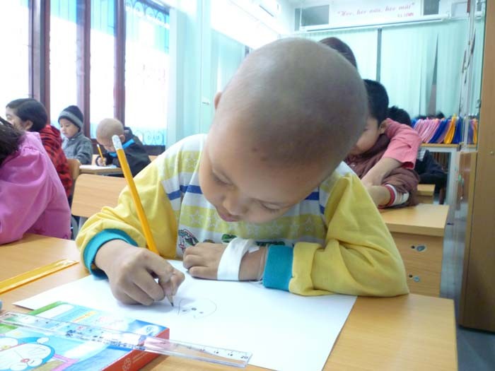 Bé Lê Hồng Sơn dù chưa biết viết tên mình nhưng cũng say sưa vẽ tranh, sáng tạo theo những chủ đề cô giáo đưa ra. (Ảnh Thu Hòe)