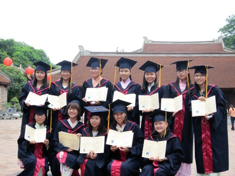 Sinh viên báo chí, khoa Báo chí & Truyền thông, ĐH KHXH & NV, ĐHQGHN chụp ảnh tốt nghiệp tại Văn miếu Quốc tử giảm. (Ảnh Thu Hòe)