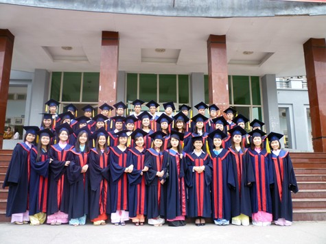 Sinh viên báo chí Học viện Báo chí & Tuyên truyền trong ngày tốt nghiệp. (Ảnh Thu Hòe)