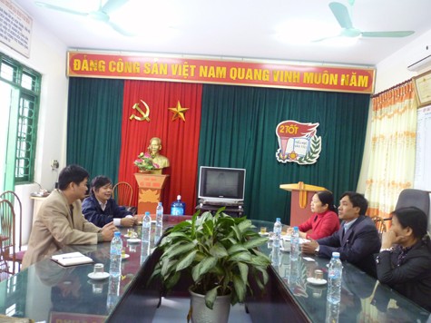 Ông Nguyễn Quốc Long, đại diện Báo Điện tử Giáo dục Việt Nam làm việc với lãnh đạo trường TH Vân Tảo. (Ảnh Thu Hòe)