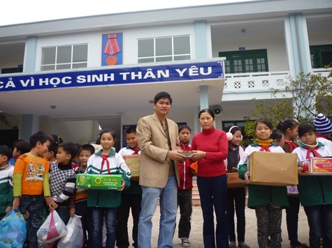 Bà Nguyễn Thị Minh, Hiệu trưởng trưởng TH Vân Tảo trao số tiền 4.240.000 đồng và quà quyên góp cho đại diện báo Điện tử Giáo dục Việt Nam. (Ảnh Thu Hòe)