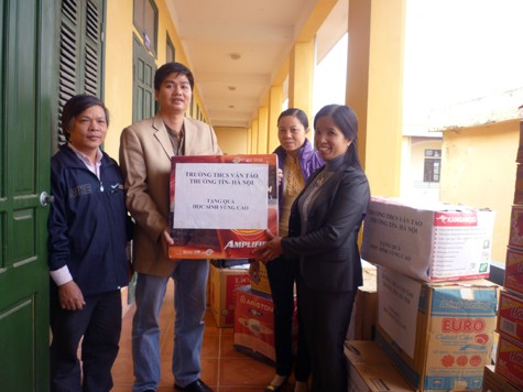 Ông Nguyễn Quốc Long nhận hàng quyên góp ủng hộ của giáo viên, học sinh trường THCS Vân Tảo. (Ảnh Thu Hòe)
