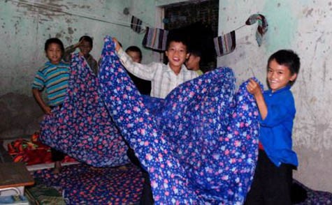 Mùa này ở Hà Giang rất lạnh, các em học sinh khát khao có được những chiếc áo ấm, chăn ấm từ những nhà hảo tâm