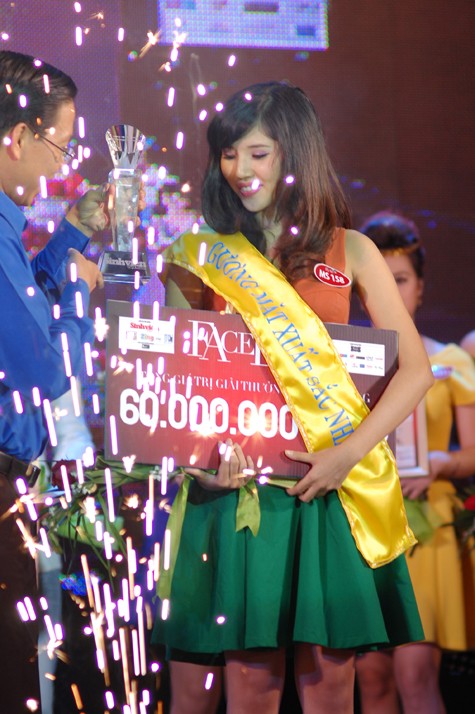 Ngô Tuyết Mai, cô gái đến từ Đại Học Luật Hà Nội đã xuất sắc vượt qua các thi sinh đến từ 60 trường ĐH, CĐ ở miền Bắc trở thành "Gương mặt sinh viên đẹp nhất năm 2011"