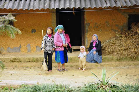 Gia đình "giàu có nhất" ở xóm núi Mã Pì Lèng. (Ảnh Trần Lân)