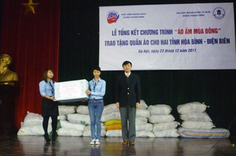 Ông Đặng Đình Quý, Giám đốc Học viện Ngoại Giao trao quà tượng trưng cho đại diện Thành đoàn Hòa Bình. (Ảnh Thu Hòe)