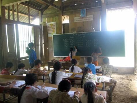 Thưởng Tết cho giáo viên các điểm trường huyện Mèo Vạc - Hà Giang khi là con gà, khi là can rượu ngô... của dân bản mang biếu giáo viên