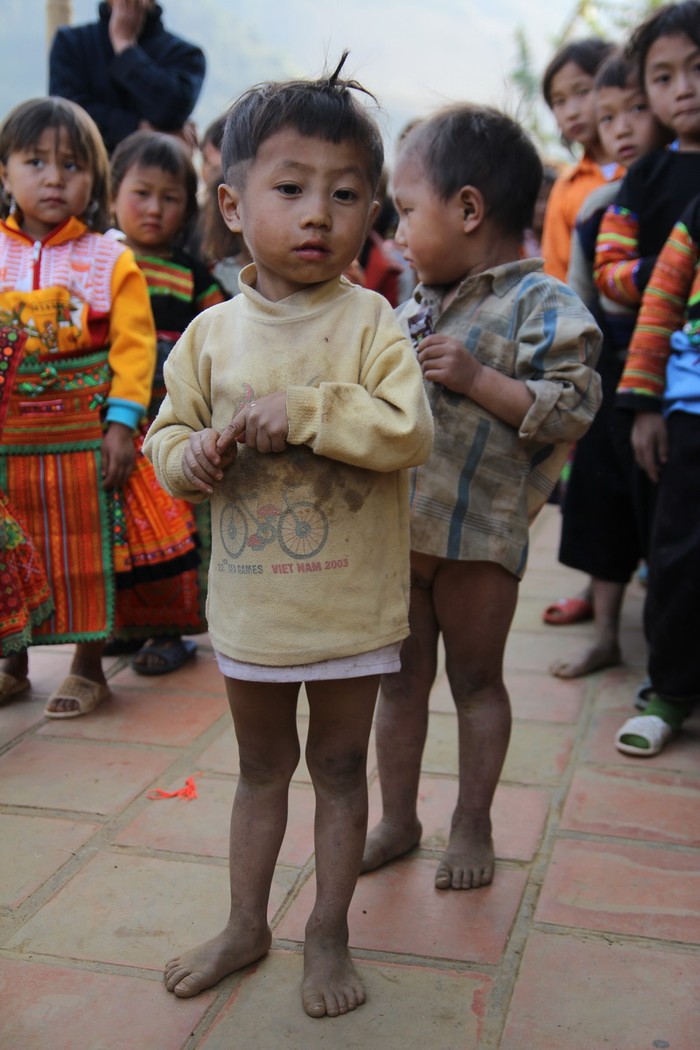 Mùa đông lạnh buốt ở Kim Bon - Phù Yên - Sơn La vẫn có những đứa trẻ thiếu quần để mặc (Ảnh Mạnh Mường)