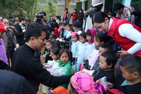 Đoàn thiện nguyện báo Điện tử Giáo dục Việt Nam thăm và tặng quà học sinh nghèo Pả Vi - Mèo Vạc - Hà Giang