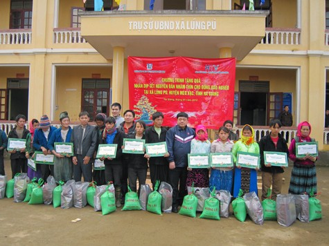 Ngân hàng TMCP Ngoại thương Vietcombank và Đài PT-TH Hà Giang đã đến thăm và tặng quà tại xã Lũng Pù, huyện Mèo Vạc.