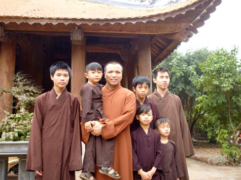 Sư thầy Thích Đồng Huệ và 6 em đang được nuôi dưỡng, học tập tại chùa Nôm