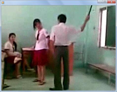 Thầy giáo dùng thước gỗ đánh vào mông hàng loạt nữ sinh là thầy giáo của trường THPT Tư thục Hồng Đức, TP Hồ Chí Minh
