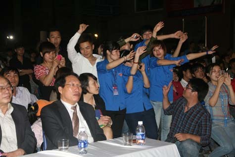Sinh viên trường ĐH Nguyễn Trãi hào hứng ủng hộ cuộc thi