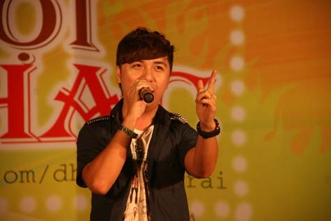 Ca sỹ, nhạc sỹ Minh Vương khuấy động không khí tại Trường ĐH Nguyễn Trãi.