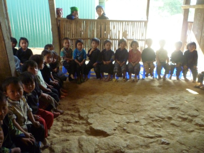 Đây là lớp học của học sinh lớp mẫu giáo bé 4 tuổi. Nền đất và không có bất cứ một dụng cụ hỗ trợ dạy và học nào.